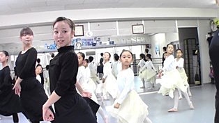 鹿児島市バレエスタジオ　クラシックバレエ　あーとかんぱにぃ　洗練された美しい女性を　皆で目指しています。