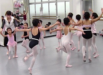 鹿児島市バレエ教室　あーとかんぱにぃ　３歳ちゃんも初舞台　頑張れました！